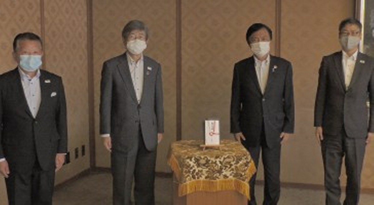 左から綜合警備保障株式会社 第九地域本部 竹田本部長、青山社長、福岡県 小川知事、綜合警備保障株式会社 山下支社長